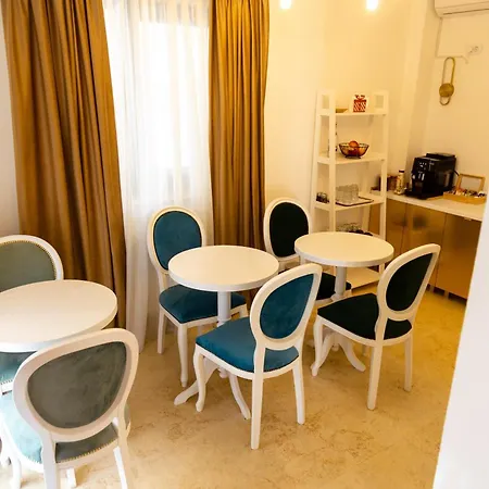 Jolie Boutique Corp B